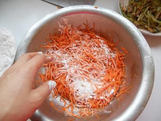 炸胡萝卜花的做法步骤:4
