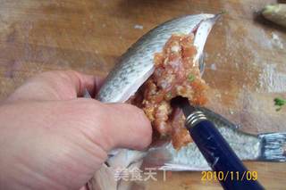 《葱烤鲫鱼焖肉蓉》的做法步骤:3