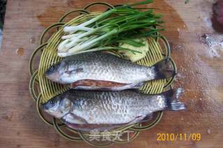 《葱烤鲫鱼焖肉蓉》的做法步骤:5