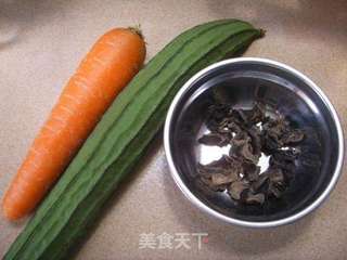 云耳炒丝瓜的做法步骤：1