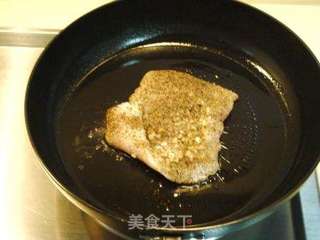 开胃前菜“生煎黑椒鱼柳”的做法步骤:9