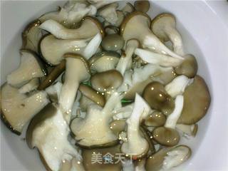 养颜健脑益智-鲫鱼蘑菇汤的做法步骤:2
