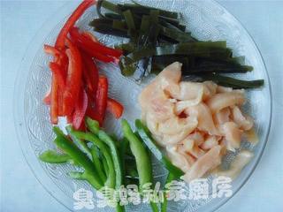 海带烩鸡柳的做法步骤:2