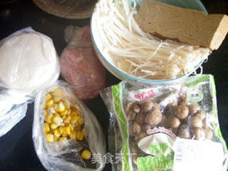 菌菇三鲜水饺的做法步骤：1