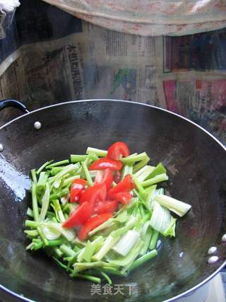 牛肉丸炒香芹的做法步骤：3