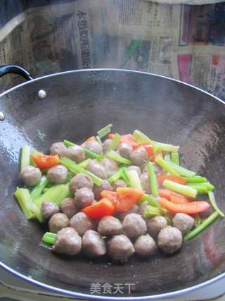 牛肉丸炒香芹的做法步骤：5