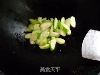 毛豆炒丝瓜的做法步骤：3