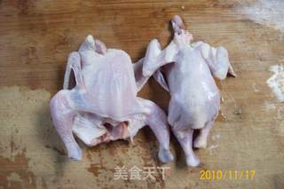 《芝麻脆香嫩乳鸽》又名《麻辣芝麻炸乳鸽》的做法步骤：2