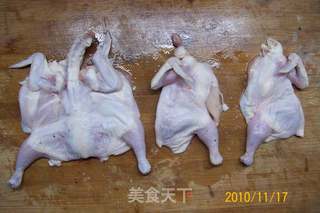 《芝麻脆香嫩乳鸽》又名《麻辣芝麻炸乳鸽》的做法步骤：3