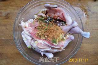 《芝麻脆香嫩乳鸽》又名《麻辣芝麻炸乳鸽》的做法步骤：4