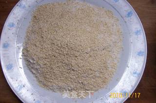 《芝麻脆香嫩乳鸽》又名《麻辣芝麻炸乳鸽》的做法步骤：7