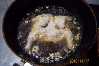 《芝麻脆香嫩乳鸽》又名《麻辣芝麻炸乳鸽》的做法步骤：11