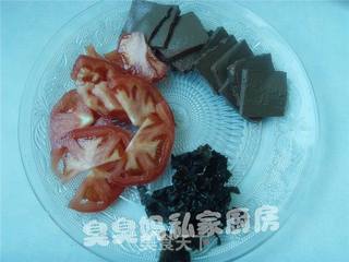 猪血番茄木耳汤的做法步骤:2