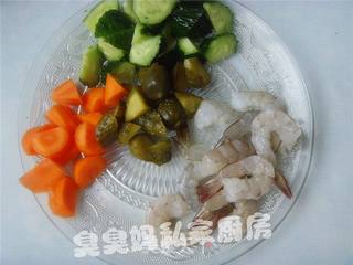 酸黄瓜炒凤尾虾的做法步骤:2