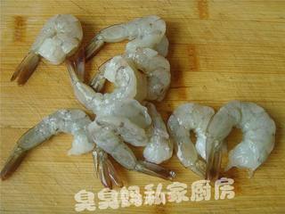 酸黄瓜炒凤尾虾的做法步骤:3