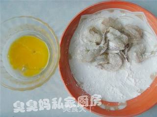 酸黄瓜炒凤尾虾的做法步骤:4