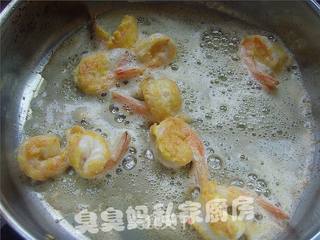 酸黄瓜炒凤尾虾的做法步骤:5