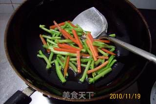 【秋冬绿盾】---《蒜香鲜贝炒乳鸽》的做法步骤：11