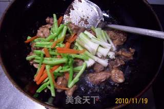【秋冬绿盾】---《蒜香鲜贝炒乳鸽》的做法步骤：15