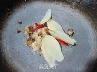 鱼鳔焖白菜的做法步骤:3