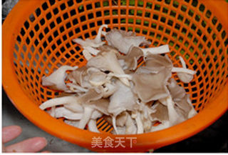 草菇肉片的做法步骤：1
