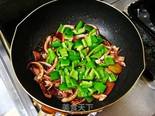 青椒鱿鱼的做法步骤:4