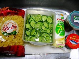 鲔鱼蝴蝶面的做法步骤：1