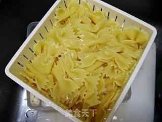 鲔鱼蝴蝶面的做法步骤：4