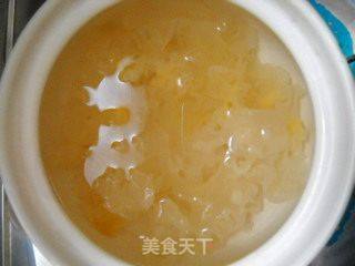 香蕉百合银耳羹的做法步骤:2