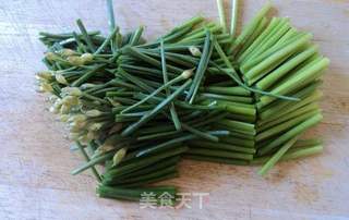 鲜虾炒韭菜花的做法步骤：1