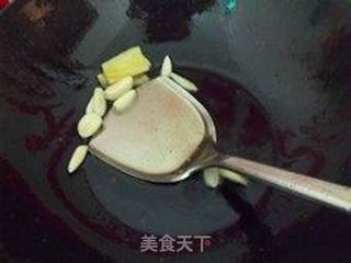 蒜苗蘑菇炒豆腐泡的做法步骤：1