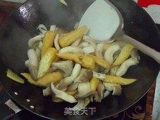 蒜苗蘑菇炒豆腐泡的做法步骤：2