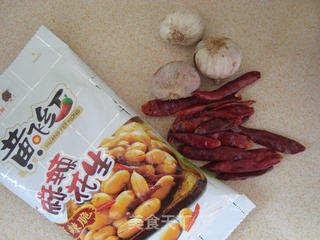 麻辣金钩香酥花生的做法步骤:2