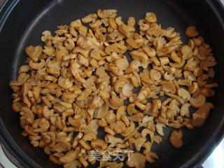 麻辣金钩香酥花生的做法步骤:4