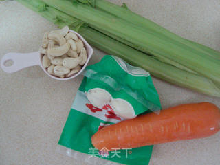 纤身美食：西芹百合炒腰果的做法步骤：1