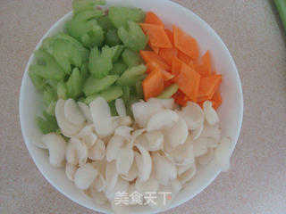 纤身美食：西芹百合炒腰果的做法步骤：2