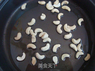 纤身美食:西芹百合炒腰果的做法步骤:3