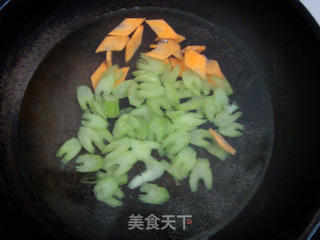 纤身美食：西芹百合炒腰果的做法步骤：4
