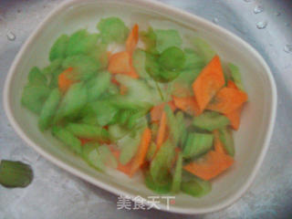 纤身美食：西芹百合炒腰果的做法步骤：5
