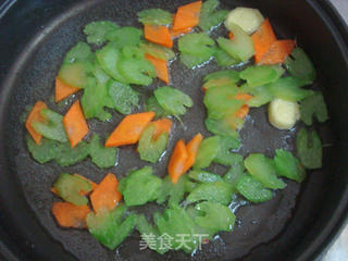 纤身美食：西芹百合炒腰果的做法步骤：6