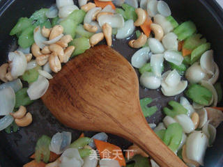 纤身美食:西芹百合炒腰果的做法步骤:8