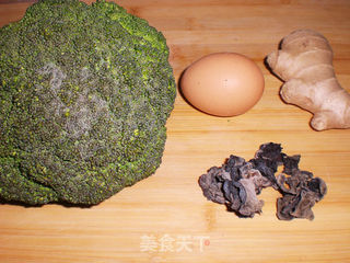 芥末西兰花拌蛋皮儿的做法步骤：1