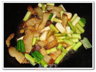 蒜苗炒腊肉的做法步骤:9