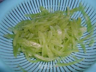 炝拌莴笋的做法步骤:3