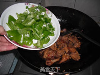 使您拿得起放不下筷子的美食——尖椒烧鸡块的做法步骤：6