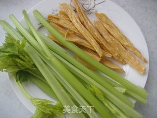 [菜谱换礼]清爽可口－－－腐竹拌芹菜的做法步骤：1