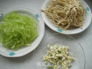 [菜谱换礼]豆皮炒莴苣的做法步骤：1