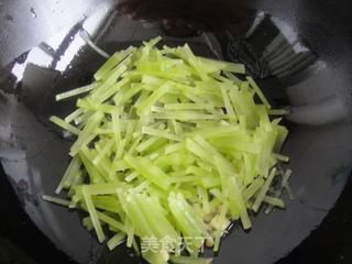 [菜谱换礼]豆皮炒莴苣的做法步骤：4