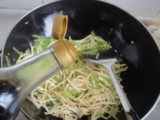 [菜谱换礼]豆皮炒莴苣的做法步骤：6
