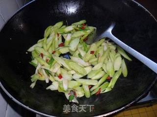 又是腊肉飘香时:芥兰炒腊肉的做法步骤:6